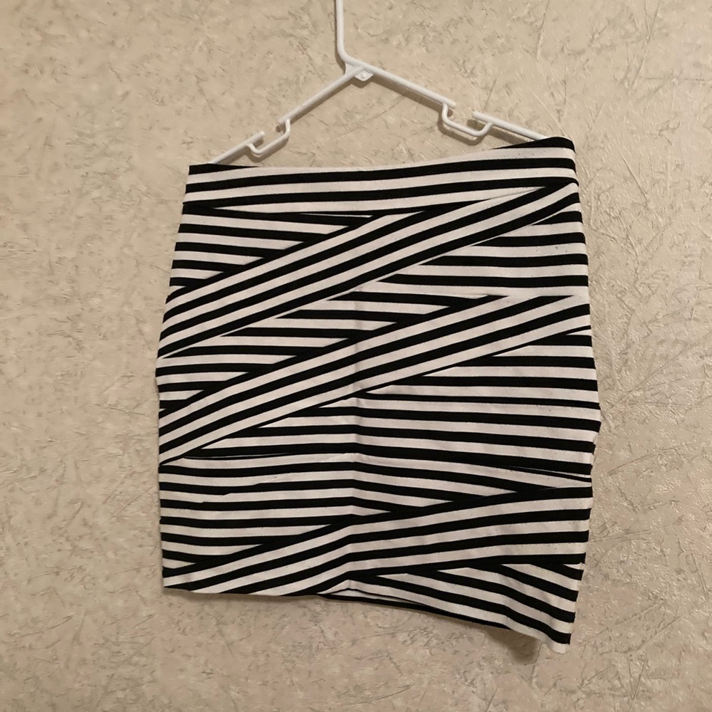 Beautiful gently loved EXPRESS black and white pencil skirt. Super classy.
